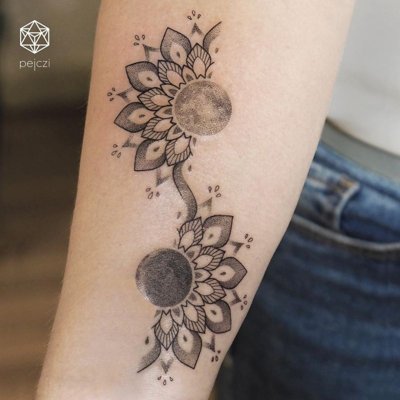  Tatouage mandala sur le dos avec des couleurs qui font penser à une galaxy